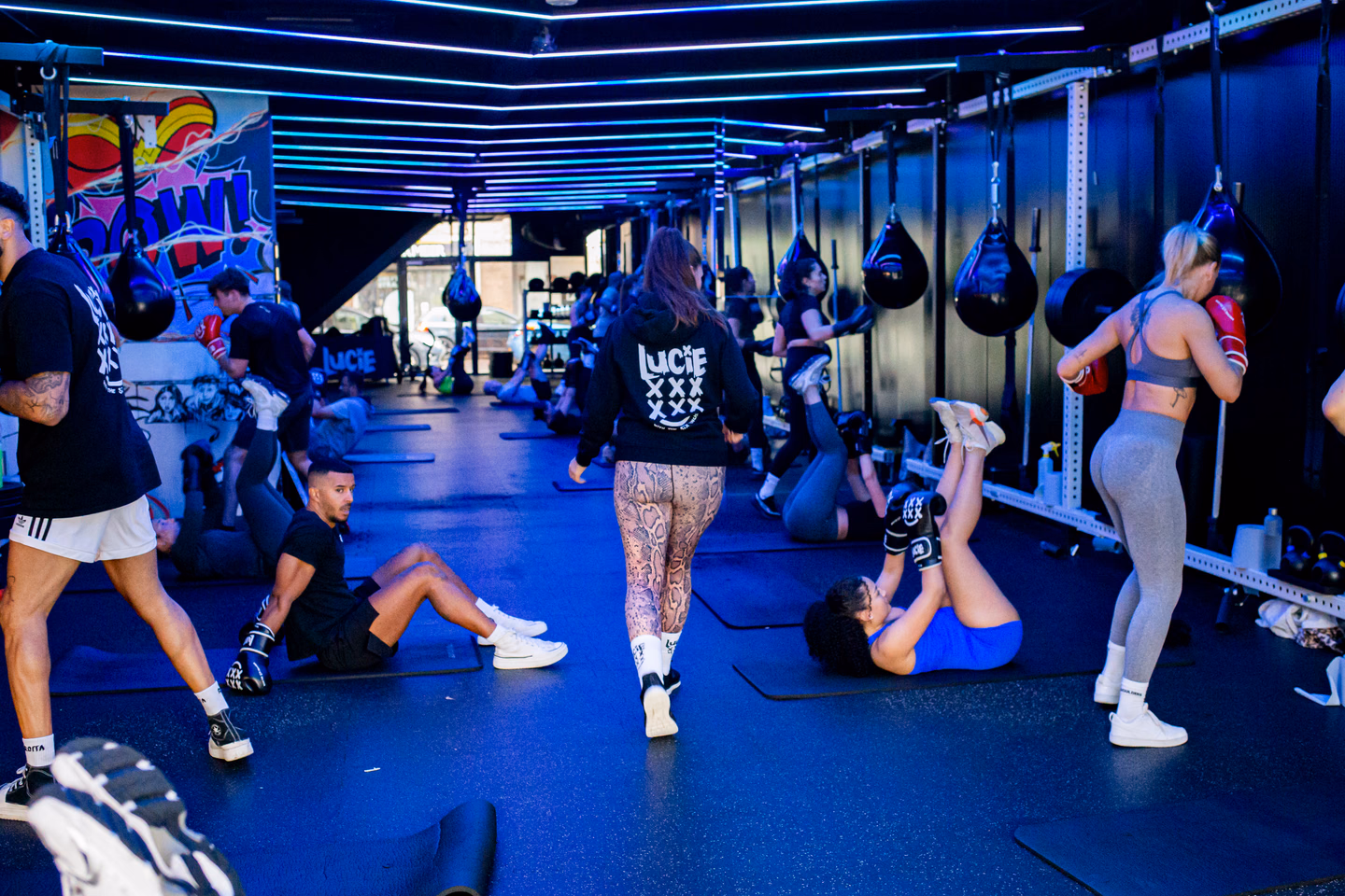 Zelfstandige trainer coacht een klant in de LUCIE gym