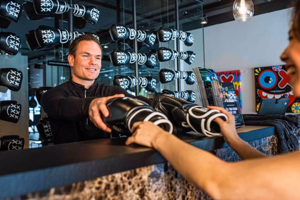Bokshandschoenen klaargelegd voor een groep