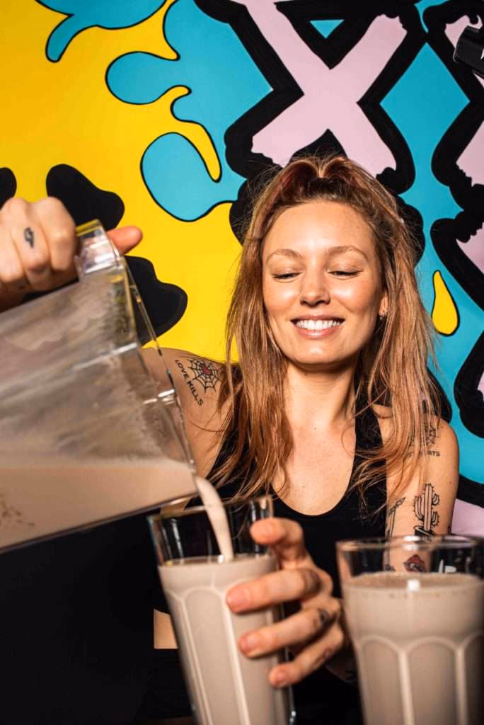 LUCIE teamlid maakt een proteïneshake in de lounge
