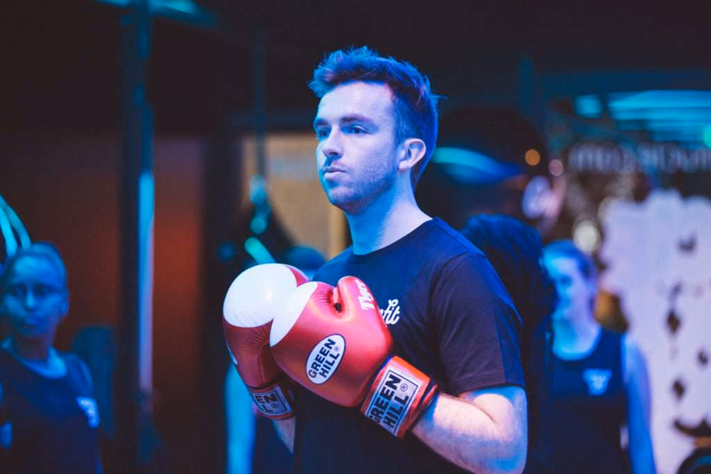 Trainer met bokshandschoenen bij LUCIE